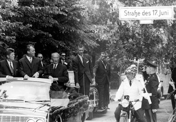 Archivbilder der Woche KW25 June 25, 1963: Cologne, West Germany: On the last day of his visit I m Germany the President of the United States JOHN F. KENNEDY had a 7 hour visit in Berlin. The car caravan on the street of 17 June to Brandenburger Gate. Cologne Germany - ZUMAk09_ 19630625_jtc_k09_681 Copyright: xKeystonexPressxAgencyx