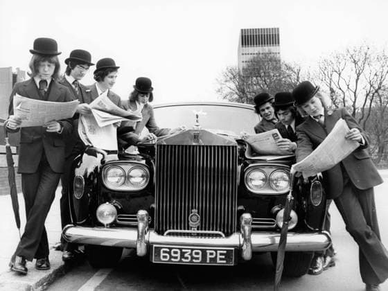 Archivbilder der Woche KW25 May 6, 1973: London, England, United Kingdom: Seven boys from Poundswick High School, Manchester, who pitted their investments skills against 500 schools and won Stockpiler, an investment game sponsored by Williams and Glyns Bank, and organized by the British Junior Chambers. The boys turned a notional 20,000 pounds into 56,000 pounds plus in 5 months. They arrived in London for a special two day visit. The seven boys (L to R) are: ANTHONY GOZEM, STEPHEN NICOLSON, ROGER WITWORTH, PAUL WILLIAMS, and. Study the financial columns beside their Rolls Royce that met them on arrival at Euston Station ALAN MCGLONE: London United Kingdom - ZUMAk09_ 19730508_jtc_k09_657 Copyright: xKeystonexPressxAgencyx