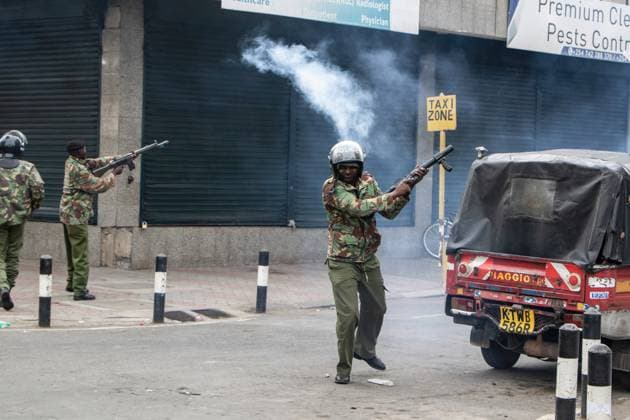 News Themen der Woche KW25 News Bilder des Tages Kenia, Proteste gegen Steuererhöhungen in Nakuru Protest against The Finance Bill in Nakuru, Kenya - 20 Jun 2024 Anti-riot policemen fire teargas canisters towards protesters during a demonstration against new tax proposals in The Finance Bill 2024. Despite nationwide demonstration against the highly contested Finance Bill, majority members of parliament from ruling party approved the bill in the second reading. Nakuru Kenya Copyright: xJamesxWakibiax xSOPAxImagesx jw_sp_nk-479