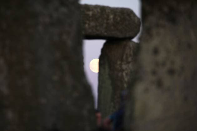 Großbritannien, Feierlichkeiten zur Sommersonnenwende in Stonehenge June 20, 2024, Salisbury, England, UK: The moon rises from behind one of the stones at the Summer Solstice at Stonehenge. Stonehenge was built by early Britons some 4000 years ago to align with the sun on the solstices. The summer solstice marks the end of Spring and the start of Summer and is the longest day and the shortest night in the Northern Hemisphere. The event is celebrated by thousands of pagans worldwide with singing and dancing. Salisbury UK - ZUMAmp3_ 20240620_zip_mp3_015 Copyright: xMartinxPopex