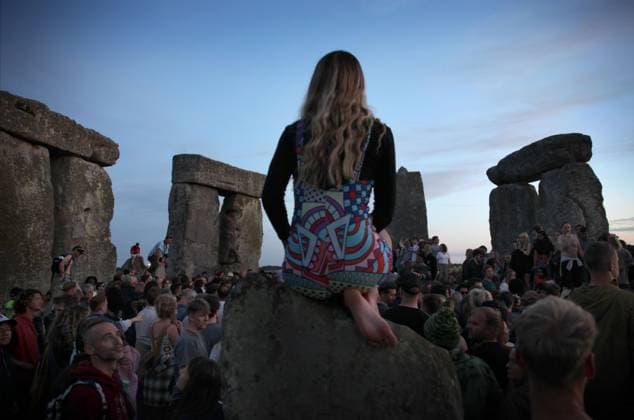 Großbritannien, Feierlichkeiten zur Sommersonnenwende in Stonehenge June 20, 2024, Salisbury, England, UK: One of those celebrating the Summer Solstice sits on top of a stone after the sun has set at Stonehenge. Stonehenge was built by early Britons some 4000 years ago to align with the sun on the solstices. The summer solstice marks the end of Spring and the start of Summer and is the longest day and the shortest night in the Northern Hemisphere. The event is celebrated by thousands of pagans worldwide with singing and dancing. Salisbury UK - ZUMAmp3_ 20240620_zip_mp3_032 Copyright: xMartinxPopex
