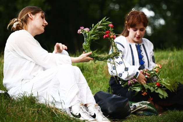 Summer Solstice Celebration In Poland Women are making flower wreaths while celebrating the summer solstice during the Kupala Night by the Krakus Mound in Krakow, Poland on June 20th, 2024. The KupaÅ‚a Night is Old Slavic holiday falling on the shortest night of the year. During that night rituals were performed such as gathering and making crowns from herbs and wild flowers by girls and young women, sending garlands on water; lighting fires, dancing, singing, and jumping over fire. Krakow Poland  Copyright: xBeataxZawrzelx originalFilename: zawrzel-summerso240620_np3e7.jpg