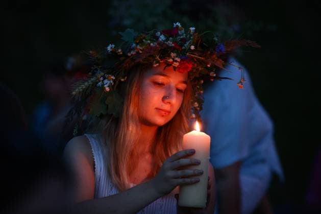 Summer Solstice Celebration In Poland A girl celebrates the summer solstice during the Kupala Night by the Krakus Mound in Krakow, Poland on June 20th, 2024. The KupaÅ‚a Night is Old Slavic holiday falling on the shortest night of the year. During that night rituals were performed such as gathering and making crowns from herbs and wild flowers by girls and young women, sending garlands on water; lighting fires, dancing, singing, and jumping over fire. Krakow Poland  Copyright: xBeataxZawrzelx originalFilename: zawrzel-summerso240620_npOzT.jpg