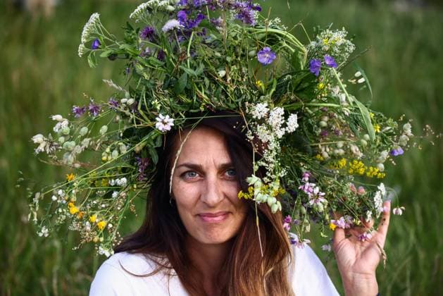 Summer Solstice Celebration In Poland A girl celebrates the summer solstice during the Kupala Night by the Krakus Mound in Krakow, Poland on June 20th, 2024. The KupaÅ‚a Night is Old Slavic holiday falling on the shortest night of the year. During that night rituals were performed such as gathering and making crowns from herbs and wild flowers by girls and young women, sending garlands on water; lighting fires, dancing, singing, and jumping over fire. Krakow Poland  Copyright: xBeataxZawrzelx originalFilename: zawrzel-summerso240620_npuKH.jpg
