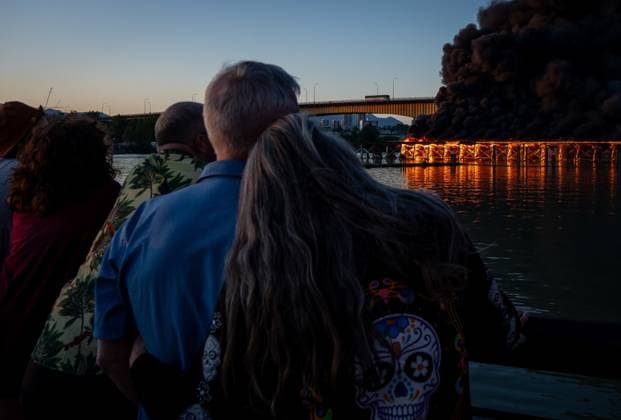 Kanada, Brand eines Docks im Hafen von Richmond June 20, 2024, Richmond, Bc, CANADA: People watch a dock ablaze in Richmond B.C., on Thursday, June 20, 2024. Richmond CANADA  - ZUMAc35_ 20240620_zaf_c35_100 Copyright: xEthanxCairnsx