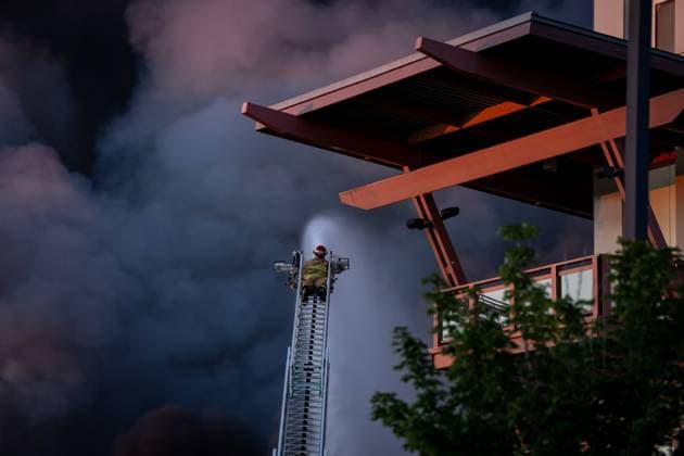 Kanada, Brand eines Docks im Hafen von Richmond June 20, 2024, Richmond, Bc, CANADA: Richmond Fire-Rescue put out a warehouse and dock fire in Richmond B.C., on Thursday, June 20, 2024. Richmond CANADA  - ZUMAc35_ 20240620_zaf_c35_101 Copyright: xEthanxCairnsx