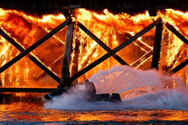 News Themen der Woche KW25 News Bilder des Tages Kanada, Brand eines Docks im Hafen von Richmond June 20, 2024, Richmond, Bc, CANADA: A jet skier attempts to put out a dock on fire in Richmond B.C., on Thursday, June 20, 2024. Richmond CANADA  - ZUMAc35_ 20240620_zaf_c35_103 Copyright: xEthanxCairnsx
