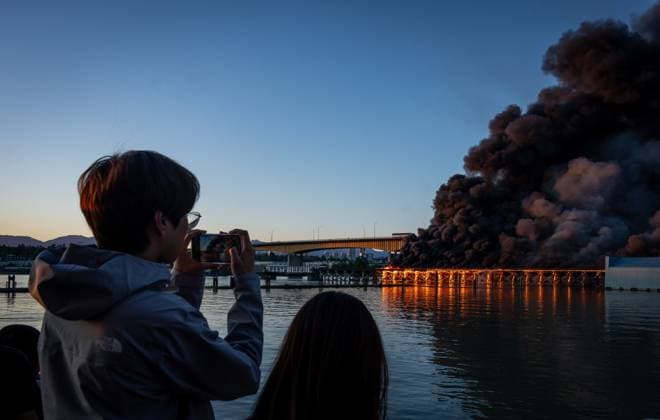 Kanada, Brand eines Docks im Hafen von Richmond June 20, 2024, Richmond, Bc, CANADA: People watch and photograph a dock ablaze in Richmond B.C., on Thursday, June 20, 2024. Richmond CANADA  - ZUMAc35_ 20240620_zaf_c35_109 Copyright: xEthanxCairnsx