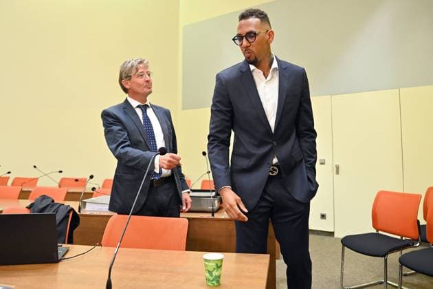 Entertainment Themen der Woche KW25 Entertainment Bilder des Tages Jerome BOATENG mit seinem Verteidiger Rechtsanwalt Leonard WALISCHEWSKI im Verhandlungssaal, Berufungsverfahren am 21.06.2024, Landgericht Muenchen I: Strafverfahren gegen Jerome Boateng wegen des Verdachts der vorsaetzlichen Koerperverletzung *** Jerome BOATENG with his defense lawyer Leonard WALISCHEWSKI in the hearing room, appeal proceedings on 21 06 2024, Munich Regional Court I Criminal proceedings against Jerome Boateng on suspicion of intentional bodily harm