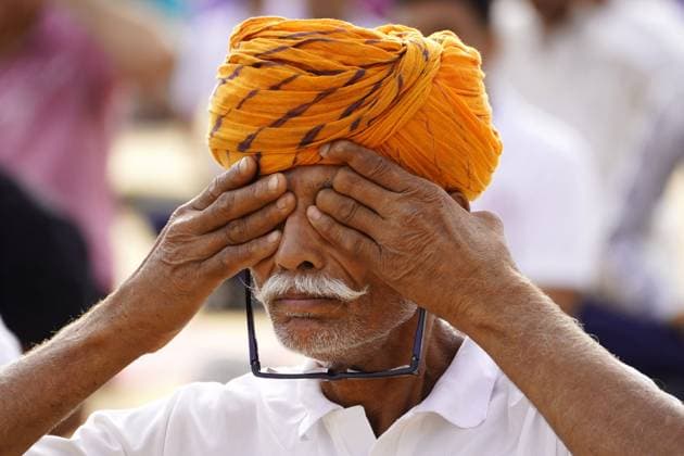 News Themen der Woche KW25 News Bilder des Tages Indien, Internationaler Tag des Yoga in Ajmer International Day of Yoga - India Indian People take part in a yoga session on International Day of Yoga, in Ajmer, India on June 21, 2024. Photo by ABACAPRESS.COM Ajmer India  Copyright: xABACAx