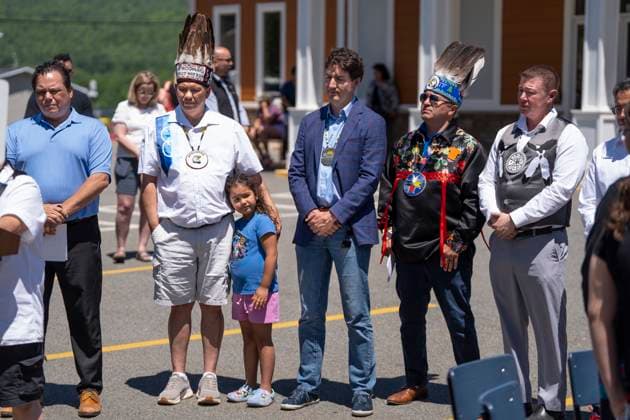 News Themen der Woche KW25 News Bilder des Tages June 21, 2024, WeöÄÃ KoqmaöÄÃ Q First Nat, Ns, Canada: Prime Minister Justin Trudeau, centre, stands with local chiefs and members of parliament during an event for National Indigenous Peoples Day in We koqma q First Nation, N.S. on Friday, June 21, 2024. WeöÄÃ KoqmaöÄÃ Q First Nat Canada  - ZUMAc35_ 20240621_zaf_c35_027 Copyright: xDarrenxCalabresex