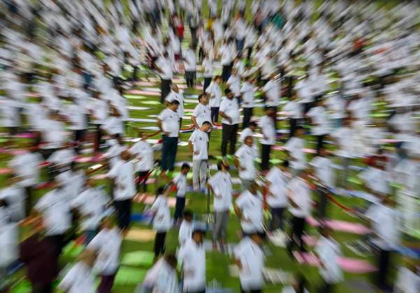 UN International Day of Yoga in Doha People perform in the yoga event organised by the Indian embassy in collaboration with Indian Cultural Centre and Indian Sports Centre at the Asian Town Cricket Stadium to mark the 10th UN International Day of Yoga in Doha, Qatar on June 21, 2024. DOHA Qatar Copyright: xNOUSHADx