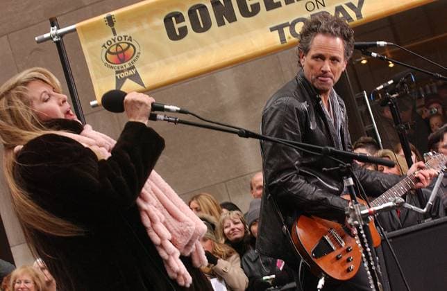 FLEETWOOD MAC PREFORMIMG ON THE TODAY SHOW NY STEVIE NICKS AND LINDSEY BUCKINGHAM OF FLEETWOOD MAC PREFORMIMG ON THE TODAY SHOW ROCKEFELLER CENTER. NEW YORK CITY. 18 APRIL 2003. PICTURES DENNIS VAN TINE UDV,  Copyright: xDennisxVanxTinex xAvalonx 0548962023