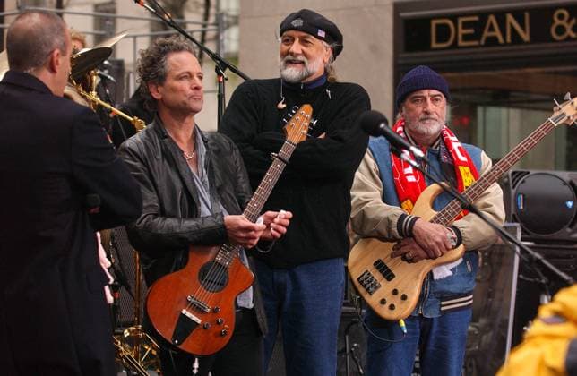 FLEETWOOD MAC PREFORMIMG ON THE TODAY SHOW NY MATT LAUER TALKS WITH FLEETWOOD MAC AFTER PREFORMIMG ON THE TODAY SHOW ROCKEFELLER CENTER. NEW YORK CITY. 18 APRIL 2003. PICTURES DENNIS VAN TINE UDV,  Copyright: xDennisxVanxTinex xAvalonx 0548962058