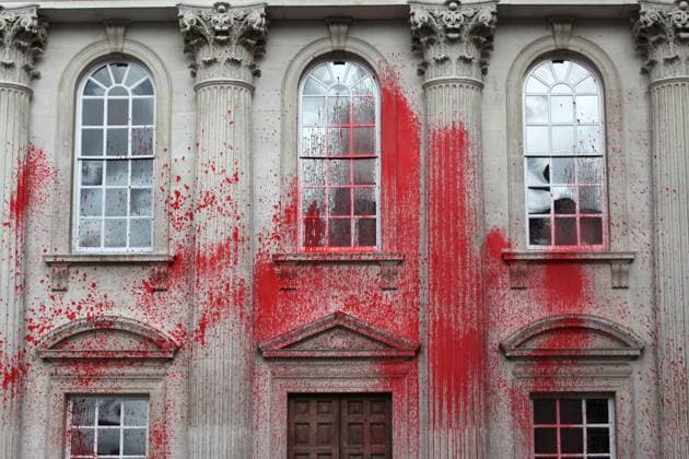 News Themen der Woche KW25 News Bilder des Tages June 22, 2024, Cambridge, England, United Kingdom: The Senate House after activists from Palestine Action left the exterior of the Grade1 listed building sprayed with red paint. Palestine Action activists and their supporters have been using direct action against those that they see are enabling the Gaza genocide. They claim that Cambridge University actively invests in weapons companies and research partnerships enabling and normalising the UK USA genocide. Graduation for Cambridge graduates starts on Wednesday 26th June which is held at the Senate House. Students and their supporters have been occupying the lawn at Kings College in a tented camp next door to Senate House for the last 45 days demanding the university divest from arms compa - ZUMAmp3_ 20240622_zip_mp3_009 Copyright: xMartinxPopex
