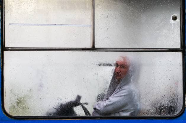 News Themen der Woche KW25 News Bilder des Tages RUSSIA, YEKATERINBURG - JUNE 22, 2024: A tram window fogs up from the rain on Kuybysheva Street. Donat Sorokin TASS  71356973