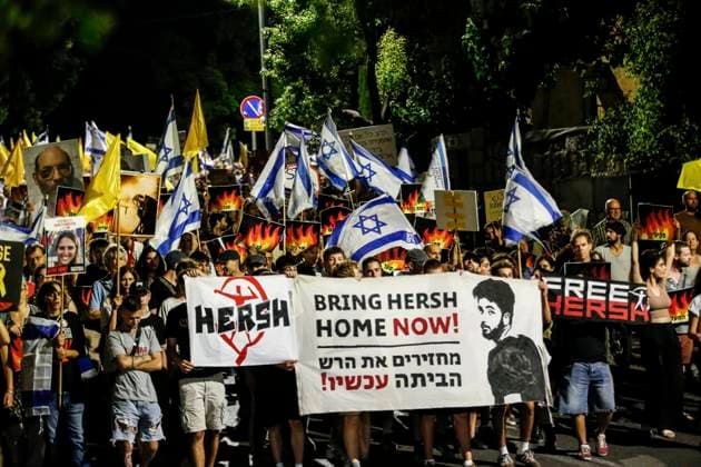 News Themen der Woche KW25 News Bilder des Tages Demonstration in Jerusalem JERUSALEM - June 22: Hundreds of people carrying Israeli flags and pictures of hostages gather in front of the Israeli Prime Minister s Office to demand a ceasefire in Gaza, the return of Israeli hostages to their homes, and new elections, in West Jerusalem on June 22, 2024. photo by saeed qaq Copyright: xSAEEDQAQx _B9Z7266