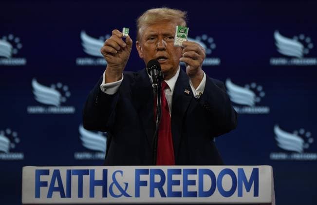 News Themen der Woche KW25 News Bilder des Tages June 22, 2024, Washington, Dc, USA: Former President Donald Trump speaks at the Road to Majority Conference in Washington DC on June 22, 2024. He shows different sizes of Tic Tacs as he talks about inflation. Washington USA - ZUMAg208 20240622_aap_g208_016 Copyright: xCarolxGuzyx