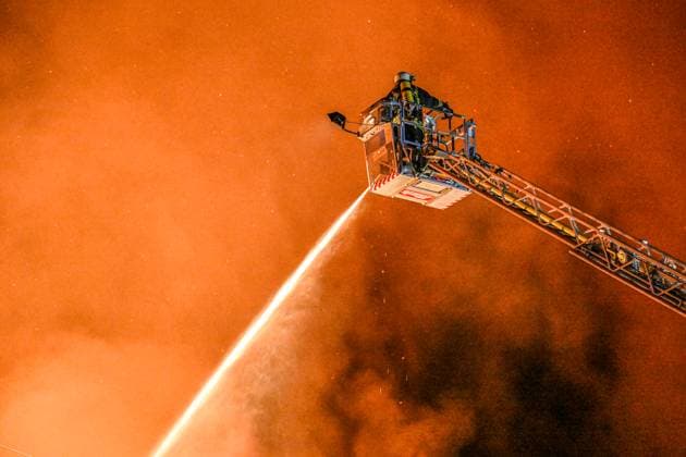 Bilder des Jahres 2024, News 06 Juni News Themen der Woche KW25 News Bilder des Tages Brand in Gerstetten, Feuerwehrleute halten Löschschläuche in die Flammen einer brennenden Zimmerei. Bei einem Großbrand in der Nacht bei Gerstetten im Landkreis Heidenheim waren die Einsatzkräfte stark gefordert. Gerstetten Baden-Württemberg Deutschland Gussenstadt *** Fire in Gerstetten, firefighters hold fire hoses into the flames of a burning carpentry workshop During a major fire in the night near Gerstetten in the district of Heidenheim, the emergency services were severely challenged Gerstetten Baden Württemberg Germany Gussenstadt Copyright: x xonw-imagesx xMariusxBullingx