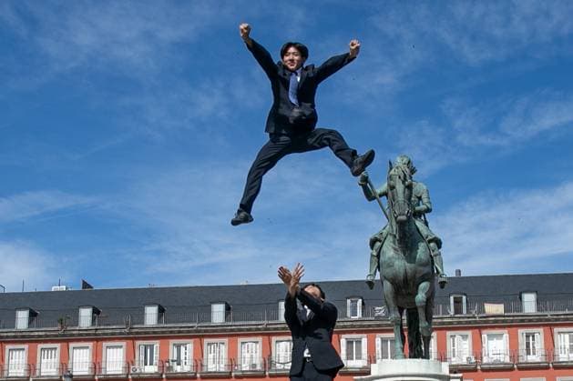Entertainment Themen der Woche KW25 News Bilder des Tages Performance Cheers Re-Man s in Madrid, Spain - 22 Jun 2024 A group of young Japanese people from Cheers Re-Man s perform a surprise performance in the Plaza Mayor of Madrid. Madrid Spain Copyright: xDavidxCanalesx xSOPAxImagesx DCCheerReMans240622-12