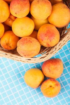 Apricots in a basket on the table ,model released, Symbolfoto; Aprikosen in einer Korb am der Tisch ,model released, Symbolfoto ING_33849_02148