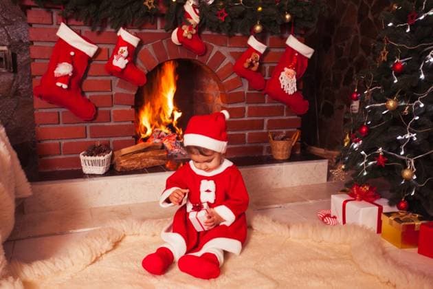 Little girl sitting near fireplace and christmas tree with gift boxes ,model released, Symbolfoto; Wenig Mädel sitzend nahe Kamin und Weihnachten Baum mit Geschenk Kisten ,model released, Symbolfoto ING_33849_09005