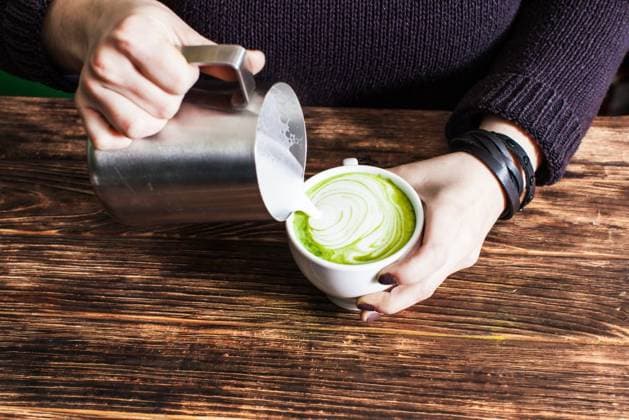 Process of pouring milk in matcha tea cup. Process of pouring milk in matcha tea cup for make latte art. Close up hands ,model released, Symbolfoto; Prozess des einschenkend Milch in matcha Tee Tasse Prozess des einschenkend Milch in matcha Tee Tasse für machen latte Kunst schließen Aufwärts Hände ,model released, Symbolfoto ING_33849_24560 RECORD DATE NOT STATED