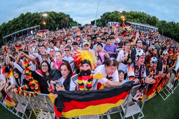 EM 2024: Public viewing in Berlin Deutschland gegen Oesterreich, Fan Zone vor dem Brandenburger Tor. Die Fans feuern ausgelassen die Mannschaft an und halten einen Pokal in die Höhe. Berlin Berlin Deutschland