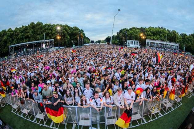 EM 2024: Public viewing in Berlin Deutschland gegen Oesterreich, Fan Zone vor dem Brandenburger Tor. Die Fans feuern ausgelassen die Mannschaft an und halten einen Pokal in die Höhe. Berlin Berlin Deutschland