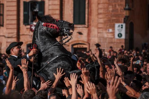 Entertainment Themen der Woche KW25 Entertainment des Tages June 23, 2024, Ciutadella De Menorca, Balearic Islands, Spain: A caixer (horse rider) rears up on his horse surrounded by a cheering crowd during the Caragol des Born (horse parade) at the eve of the traditional Sant Joan (Saint John) festival. Ciutadella De Menorca Spain - ZUMAo105 20240623_fap_o105_009 Copyright: xMatthiasxOesterlex