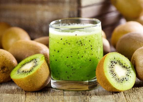 glass of kiwi juice with fresh fruits on wooden table ,model released, Symbolfoto; Glas des kiwi Saft mit Frisch Früchte am hölzern Tisch ,model released, Symbolfoto ING_36820_00496