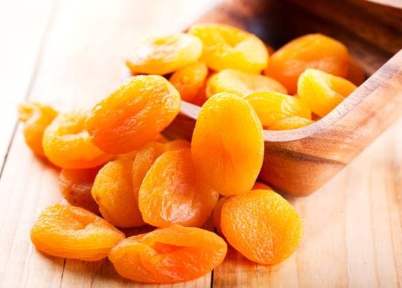 dried apricots on wooden table ,model released, Symbolfoto; getrocknet Aprikosen am hölzern Tisch ,model released, Symbolfoto ING_36820_00717
