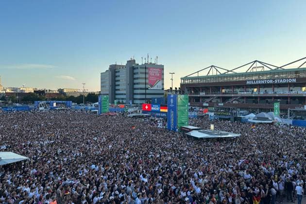News Themen der Woche KW25 News Bilder des Tages RECORD DATE NOT STATED Fanfest zur Fussball Europameisterschaft 2024 in Hamburg auf dem Heiligengeistfeld. Beim Spiel Deutschland gegen Schweiz. Hamburg, der 23.06.2024 Fanfest zur Fussball Europameisterschaft 2024 in Hamburg, Hamburg-St. Pauli Hamburg Deutschland Heiligengeistfeld *** Fan festival for the European Football Championship 2024 in Hamburg on the Heiligengeistfeld At the match between Germany and Switzerland Hamburg, 23 06 2024 Fan festival for the European Football Championship 2024 in Hamburg, Hamburg St Pauli Hamburg Germany Heiligengeistfeld