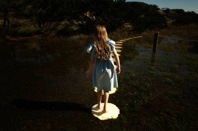Creative Highlights Symbolbilder Young girl walking stone path through flooded field Avon, North Carolina, United States CR_JOKU240621-1466365-01 ,model released, Symbolfoto