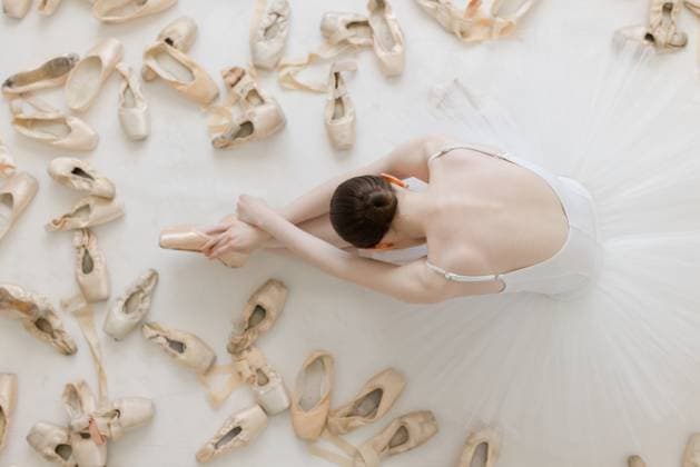 Creative Highlights Symbolbilder Creative Highlights Symbolbilder birds eye view of used pointe shoes and ballerina Omaha, Nebraska, United States CR_KXIG240623-1468941-01 ,model released, Symbolfoto