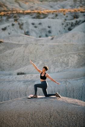 Creative Highlights Symbolbilder Woman doing warrior asana pose in the wilderness. Murcia, Region of Murcia, Spain CR_VZNFTC240620-1466843-01 ,model released, Symbolfoto