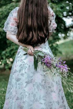 Creative Highlights Symbolbilder A young slender woman with long hair holds a bouquet of wildflowers Yekaterinburg, Sverdlovsk Oblast, Russia R_FYEC240621D-1468086-01