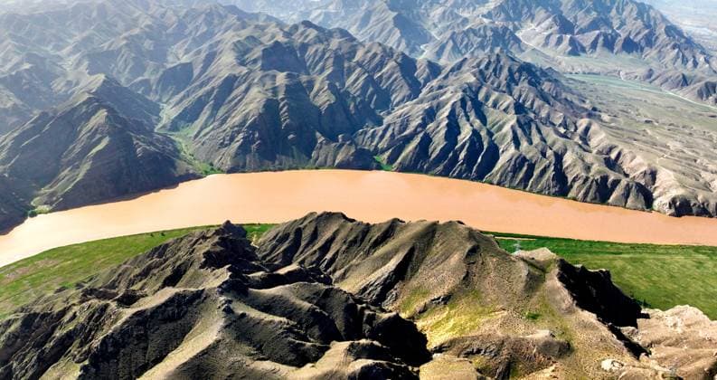 Creative Highlights World Yellow River Grand Canyon in Qingtong Gorge An aerial photo is showing the Yellow River Grand Canyon in Qingtong Gorge, Wuzhong city, Ningxia Hui Autonomous Region, China, on June 23, 2024. Wuzhong Ningxia China  Copyright: xCFOTOx originalFilename: cfoto-yellowri240624_nplxN.jpg