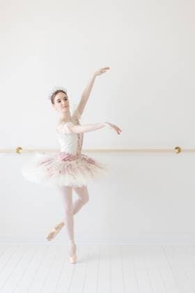 Creative Highlights Symbolbilder Ballet barre with ballerina in pink and white tutu Omaha, Nebraska, United States R_KXIG240623-1468908-01 ,model released, Symbolfoto