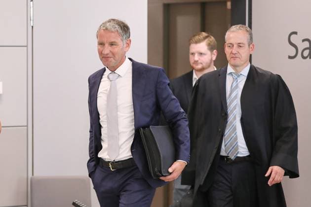 Bilder des Jahres 2024, News 06 Juni News Themen der Woche KW26 News Bilder des Tages Halle (Saale), Sachsen-Anhalt, Deutschland, 24.06.2024: Justizzentrum: 2. Prozess gegen Thüringens AfD-Landeschef Björn Höcke: Björn Höcke (links) betritt mit seinem Anwalt Ralf Hornemann (rechts) nach der ersten Verhandlungspause im Gerichtssaal; Zum eigentlichen Prozessauftakt am Morgen waren Bilder untersagt worden, nach Beschwerden von Medienvertretern wurden sie schließlich doch zugelassen *** Halle Saale , Saxony-Anhalt, Germany, 24 06 2024 Justice Center 2 Trial against Thuringias AfD state leader Björn Höcke Björn Höcke, left, enters the courtroom with his lawyer Ralf Hornemann, right, after the first break in the proceedings Pictures had been prohibited at the actual start of the trial in the morning, but were finally allowed after Copyright: xdtsxNachrichtenagenturx dts_41632