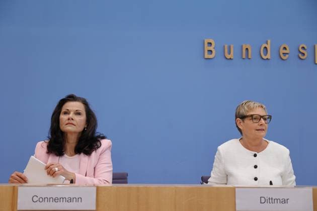 News Themen der Woche KW26 News Bilder des Tages Gitta Connemann, MdB, Sabine Dittmar, MdB, Deutschland, Berlin, Bundespressekonferenz, Thema: Vorstellung Gruppenantrag: Einführung einer Widerspruchsregelung im Transplantationsgesetz *** Gitta Connemann, MdB, Sabine Dittmar, MdB, Germany, Berlin, Federal Press Conference, Topic Presentation of group motion Introduction of an objection regulation in the Transplantation Act