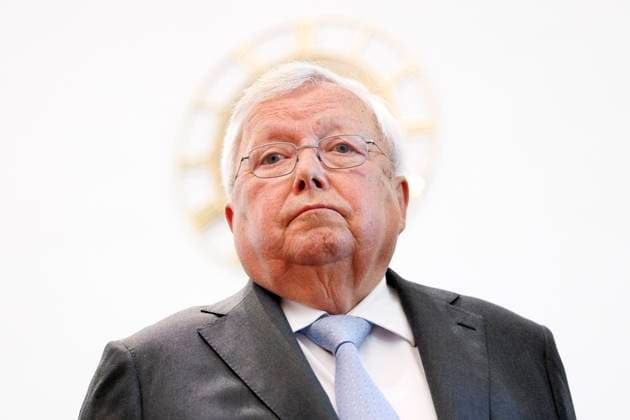 News Themen der Woche KW26 News Bilder des Tages Bankier Christian Olearius als Angeklagter bei seinem Prozess vor dem Bonner Landgericht. Er musste sich verantworten wegen des Vorwurfs besonders schwerer Steuerhinterziehung. So sollte er als persönlich haftender Gesellschafter der Privatbank Warburg aktiv in den Cum-Ex-Skandal verstrickt gewesen sein. Das Bonner Landgericht hat den Strafprozess nun aber eingestellt, da der 82-Jährige gesundheitlich angeschlagen sein soll. Bonn, 24.06.2024 NRW Deutschland *** Banker Christian Olearius as defendant at his trial before the Bonn Regional Court He had to answer to charges of particularly serious tax evasion As a personally liable partner of the private bank Warburg, he was said to have been actively involved in the Cum Ex scandal However, t Copyright: xChristophxHardtx
