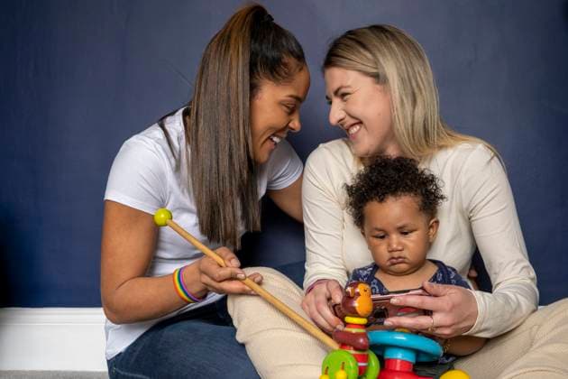 IMAGO Creative, Diversity, Familie: Gleichgeschlechtliche Eltern: Zwei Mütter Mothers playing with baby son model released Copyright: xCulturaxCreativexWhollyxOwnedx