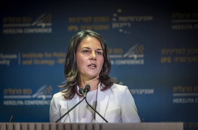 News Themen der Woche KW26 News Bilder des Tages Annalena Baerbock (Buendnis 90 Die Gruenen), Bundesaussenministerin, aufgenommen im Rahmen ihrer Reise nach Israel. Hier bei der Teilnahme an der Konferenz 21st Herzliya Conference - On the path of Strategic Surprises . Fotografiert im Auftrag des Auswaertigen Amtes Herzliya Israel *** Annalena Baerbock Buendnis 90 Die Gruenen , Federal Foreign Minister, photographed during her trip to Israel Here during her participation in the 21st Herzliya Conference On the path of Strategic Surprises Photographed on behalf of the German Foreign Office Herzliya Israel Copyright: xThomasxKoehlerxAAxphotothek.dex