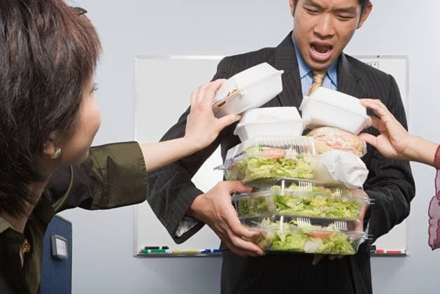 People taking food from colleague ,model released, Symbolfoto; Personen nehmend Lebensmittel von Kollege ,model released, Symbolfoto ING_39829_10877 RECORD DATE NOT STATED