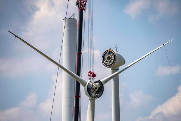 Repowering eines Windpark bei Issum, 9 ältere Windenergieanlagen vom Hersteller Enercon (Modellreihe E-58) werden demontiert, die über zwei Jahrzehnte in Betrieb gewesen sind, werden durch insgesamt vier Anlagen vom Typ Enercon E-160, im Bau, mit insgesamt 22 Megawatt Leistung ersetzt, Niederrhein, NRW, Deutschland Windpark Repowering *** Repowering of a wind farm near Issum, 9 older wind turbines from the manufacturer Enercon model series E 58 are dismantled, which have been in operation for over two decades, are replaced by a total of four Enercon E 160 turbines, under construction, with a total output of 22 megawatts, Lower Rhine, NRW, Germany Wind farm repowering