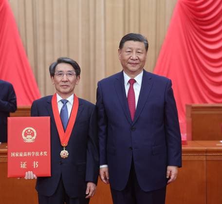 (240624) -- BEIJING, June 24, 2024 -- Chinese President Xi Jinping, also general secretary of the Communist Party of China Central Committee and chairman of the Central Military Commission, presents China s top sci-tech award for the year 2023 to Xue Qikun, an academician of the Chinese Academy of Sciences (CAS) from Tsinghua University, at the Great Hall of the People in Beijing, capital of China, June 24, 2024. A meeting conflating the national sci-tech conference, the national science and technology award conference, and the general assemblies of the members of the Chinese Academy of Sciences (CAS) and the Chinese Academy of Engineering (CAE) was held here on Monday. ) CHINA-BEIJING-TOP SCI-TECH AWARD (CN) JuxPeng