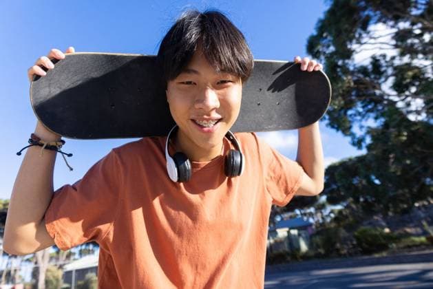 IMAGO Creative: Sommer, Sommertage im Stadtpark Holding skateboard and wearing headphones, teenage boy smiling outdoors Holding skateboard and wearing headphones, teenage boy smiling outdoors. Youth, lifestyle, urban, leisure, music, trendy, unaltered, model released, , property released, Cape Town, South Africa, 2024-03-27T22:00:00.000Z, 5475562.jpg, people,holding,skateboard,wearing,headphones,teenage boy,smiling,outdoors,youth,lifestyle,urban,leisure,music,trendy,unaltered,teenager,outdoor,smile,happy,casual,street,fashion,cool,active,city,person,male,listening,audio,modern,stylish,carefree,hobby,sport,recreation,park,summer,cheerful,playful,energetic,vibrant,attitude,expression,individuality,freedom,enjoyment,relaxation Young Adult,Man,Male,Asian