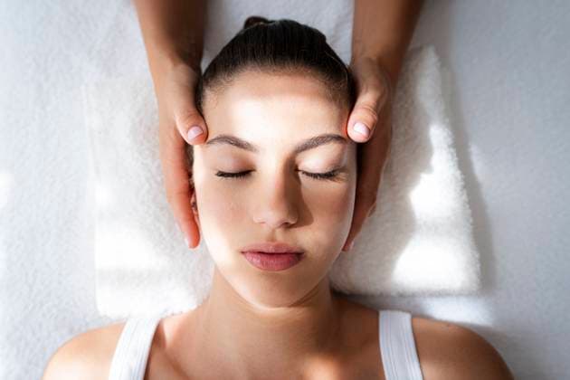 Creative Highlights Symbolbilder Hands of osteopath massaging teenage patient s head in rehabilitation center model released, Symbolfoto property released, AAZF01815