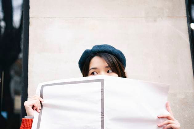 Creative Highlights Symbolbilder Young woman with newspaper looking sideways model released, Symbolfoto, AMWF02458